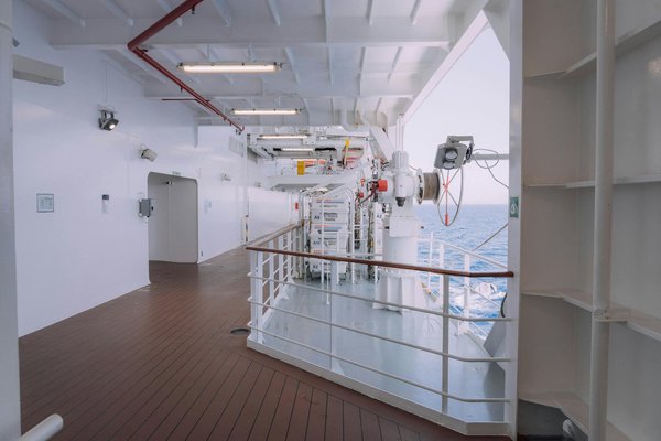 Quels sont les équipements indispensables pour un camping en région de steppe sèche en été?